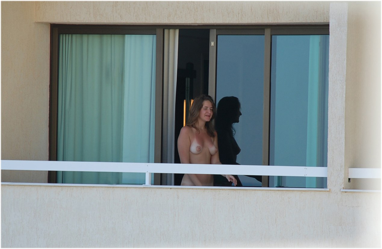 голая женщина в окне фото фото 25