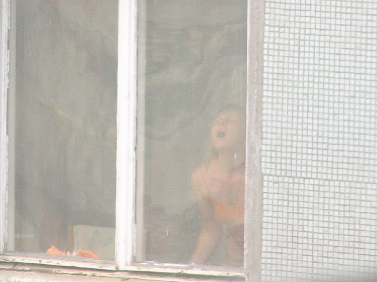 баба смотрит за голым мужиком в окне фото 93