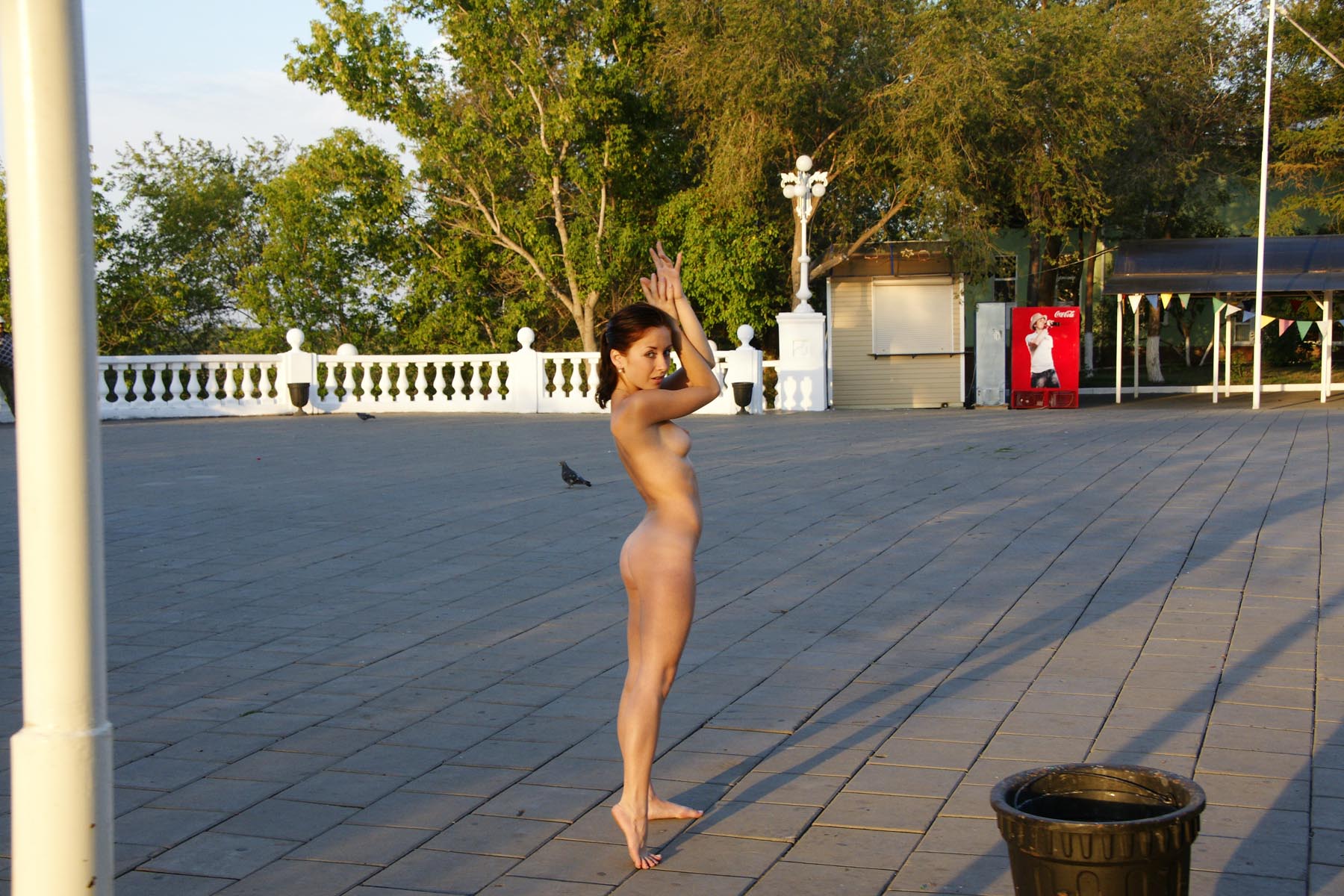 японка голая в общественных местах фото 63