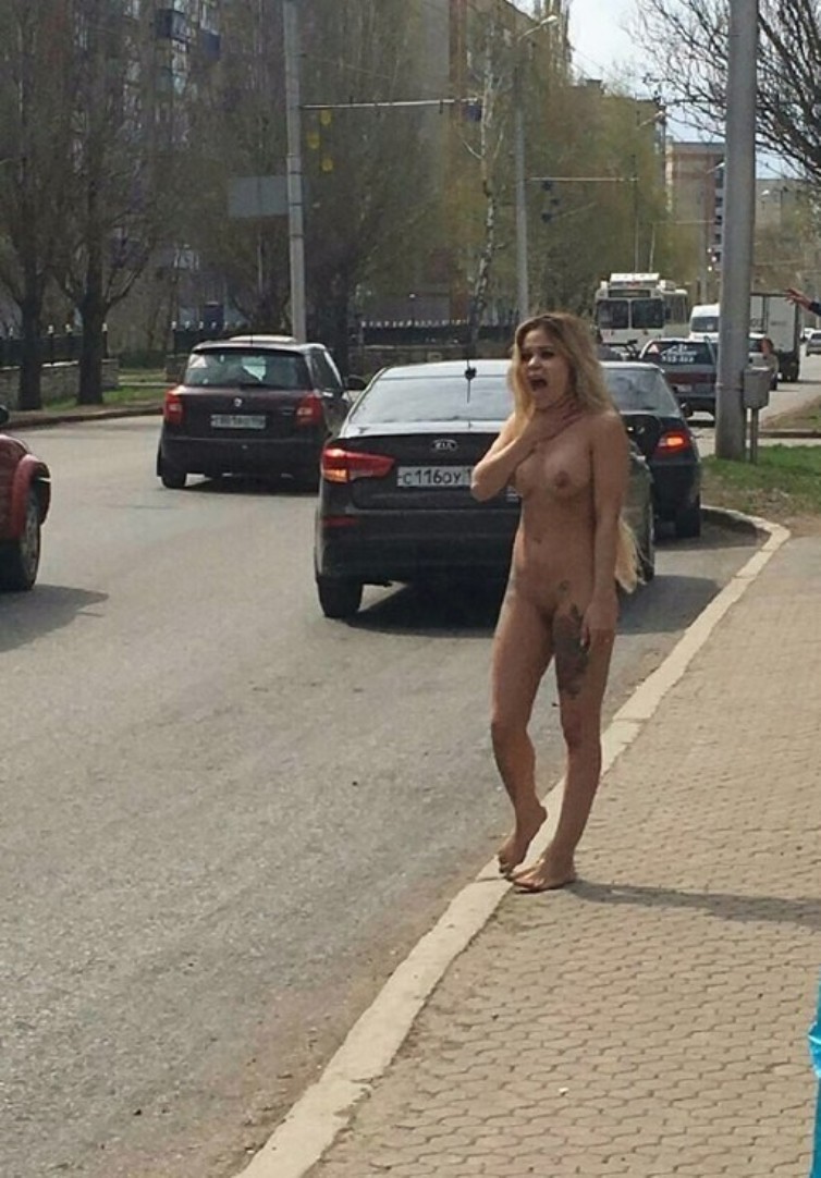 голая девка по улице ходит фото фото 102