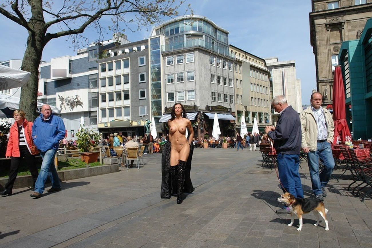 по городу гулял голый мужчина фото 35