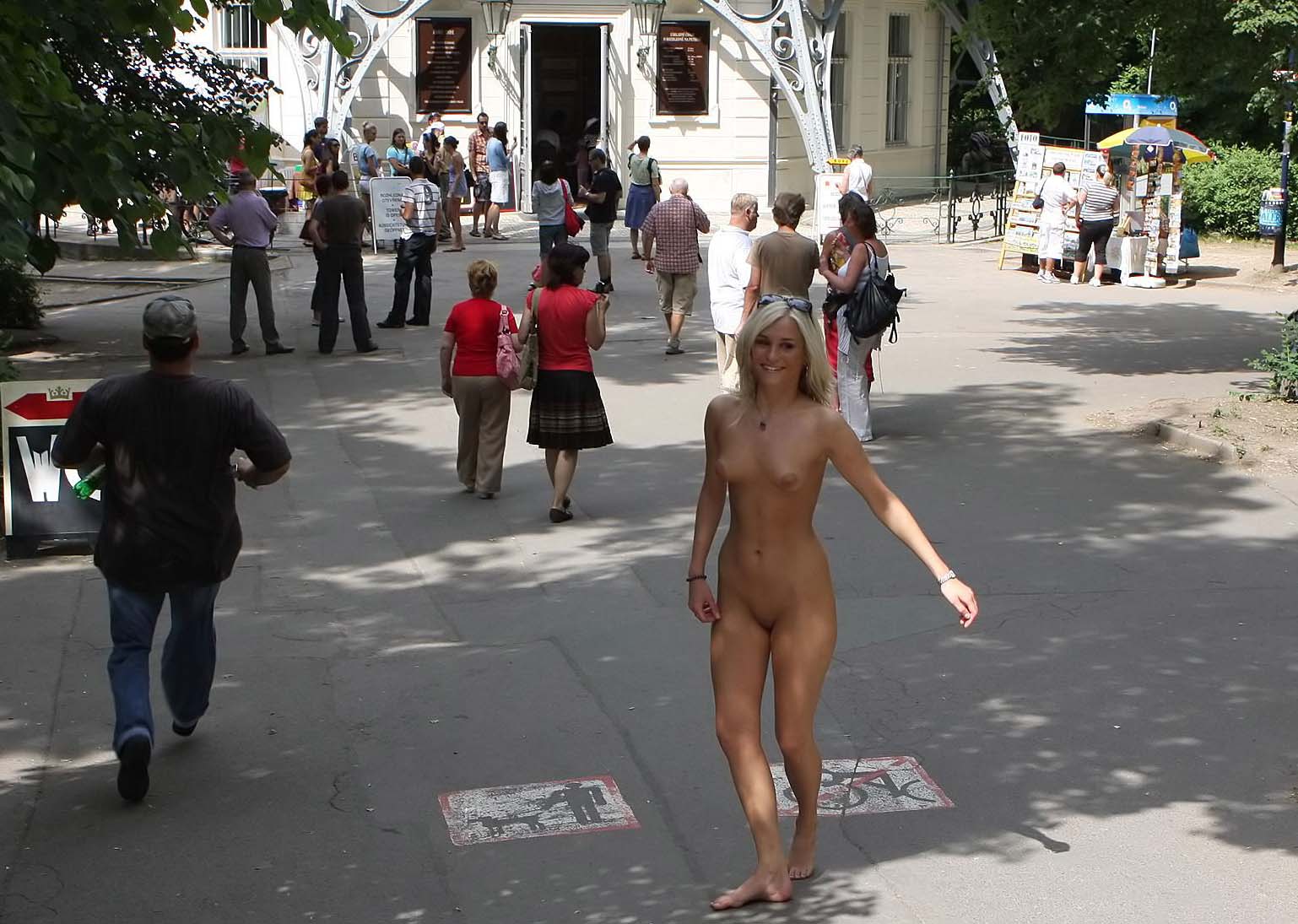 ходить голым по улицам видео фото 6