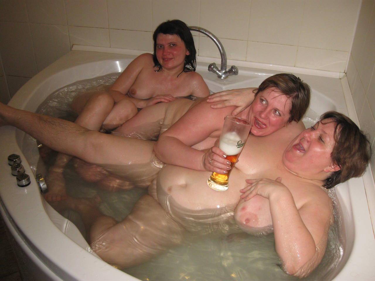семья купается голыми в бане фото 14
