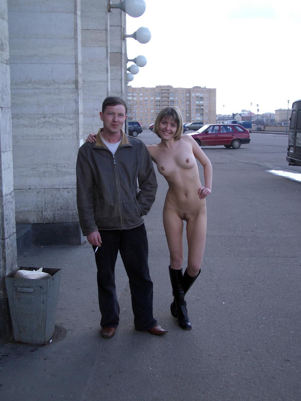 голые парни с одетыми девушками по улице фото 24